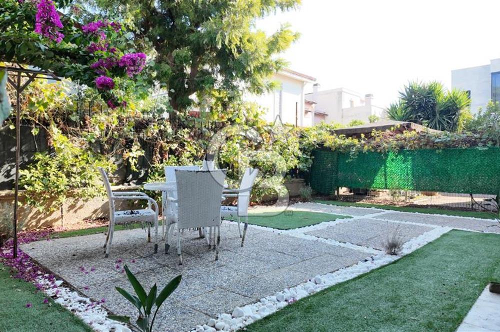 NARLIDERE SAHİLEVLERİ'NDE DENİZE YAKIN BAHÇELİ KİRALIK VİLLA