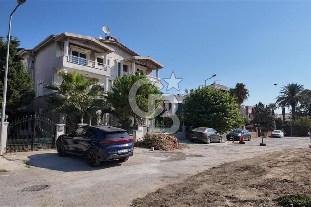 NARLIDERE SAHİLEVLERİ'NDE DENİZE YAKIN BAHÇELİ KİRALIK VİLLA