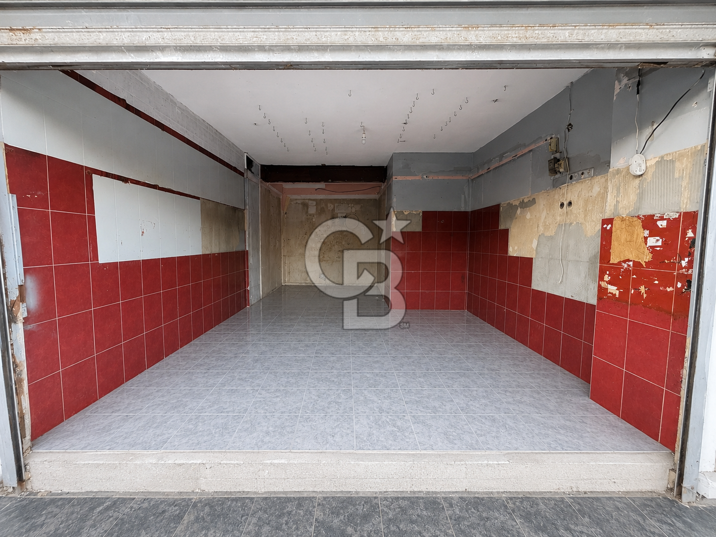 BARAJ CADDESİ YAKINI 4 M CEPHELİ 21 M² SATILIK İŞ YERİ