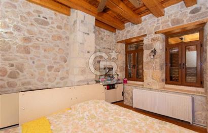 Foça Çarşı Merkezinde Satılık Tarihi Taş Ev