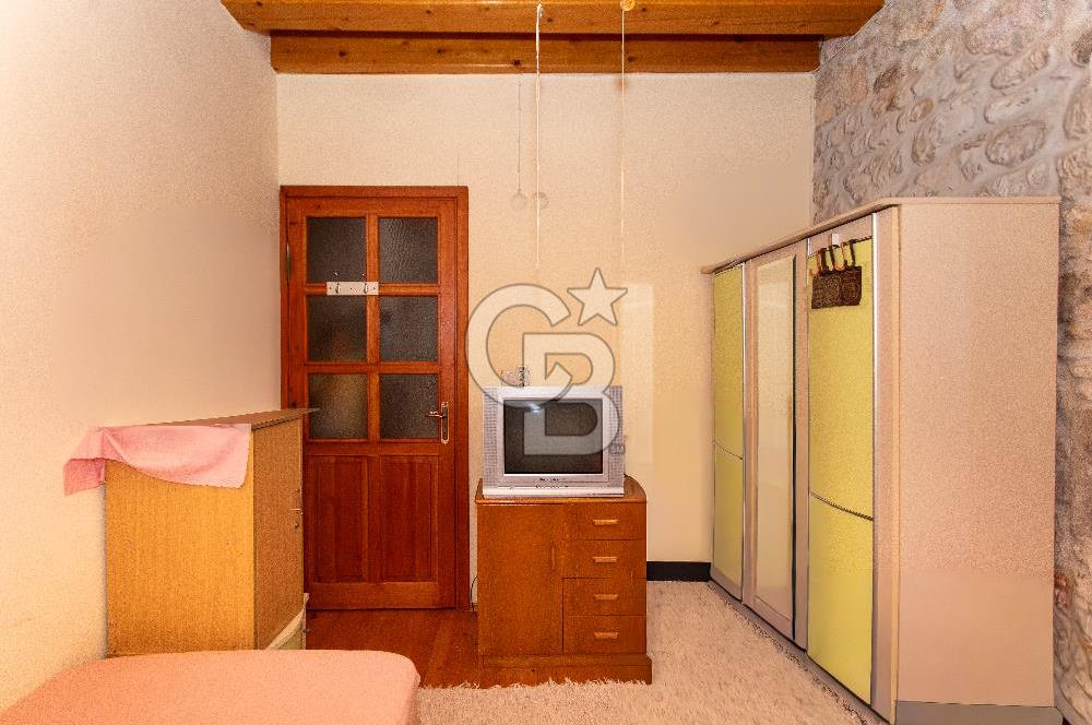 Foça Çarşı Merkezinde Satılık Tarihi Taş Ev