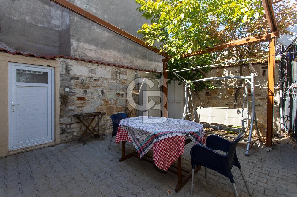 Foça Çarşı Merkezinde Satılık Tarihi Taş Ev