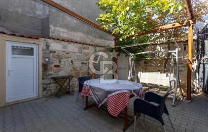 Foça Çarşı Merkezinde Satılık Tarihi Taş Ev