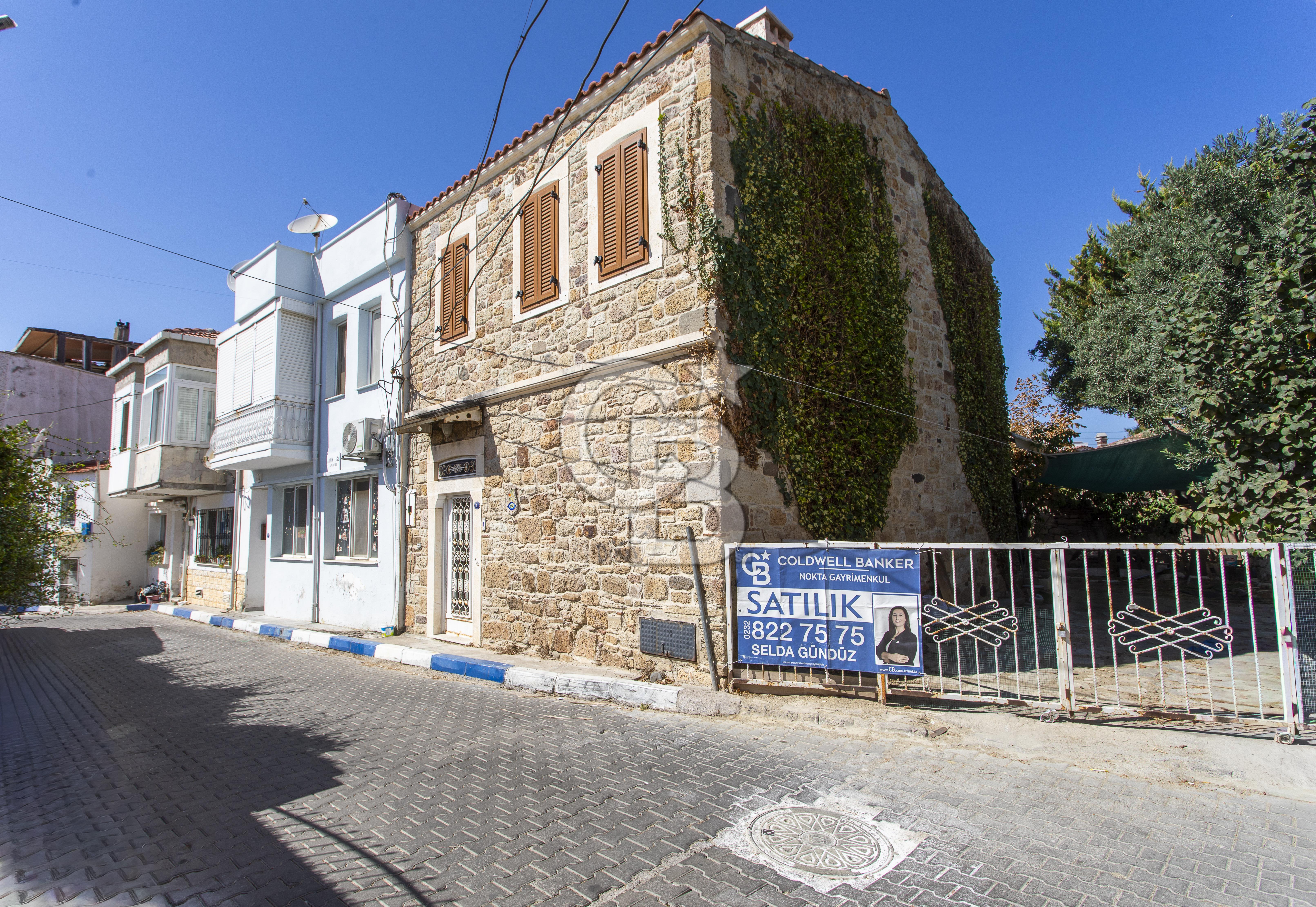 Foça Çarşı Merkezinde Satılık Tarihi Taş Ev