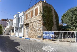 Foça Çarşı Merkezinde Satılık Tarihi Taş Ev - 1 - 371836