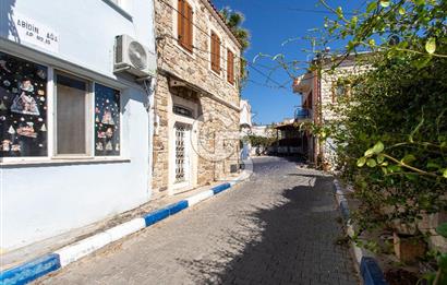 Foça Çarşı Merkezinde Satılık Tarihi Taş Ev