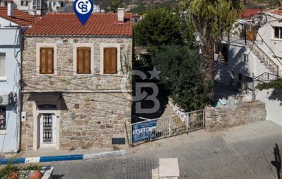 Foça Çarşı Merkezinde Satılık Tarihi Taş Ev
