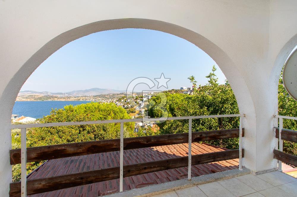 Yenifoça Donatkent'te Satılık 3+1 Deniz Manzaralı Müstakil Villa