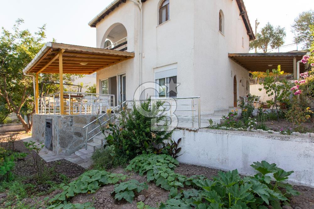 Yenifoça Donatkent'te Satılık 3+1 Deniz Manzaralı Müstakil Villa