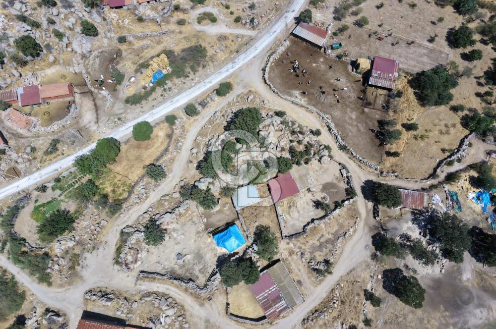 EZİNE KAYACIKTA BOZCAADA MANZARALI 1228 M2 AVLULU AĞİL NİTELİĞİNDE YAPI İZNİ ALINABİLİR FIRSAT ARAZİ
