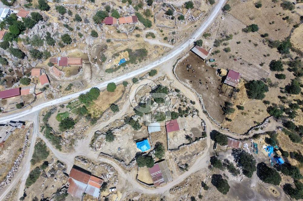 EZİNE KAYACIKTA BOZCAADA MANZARALI 1228 M2 AVLULU AĞİL NİTELİĞİNDE YAPI İZNİ ALINABİLİR FIRSAT ARAZİ