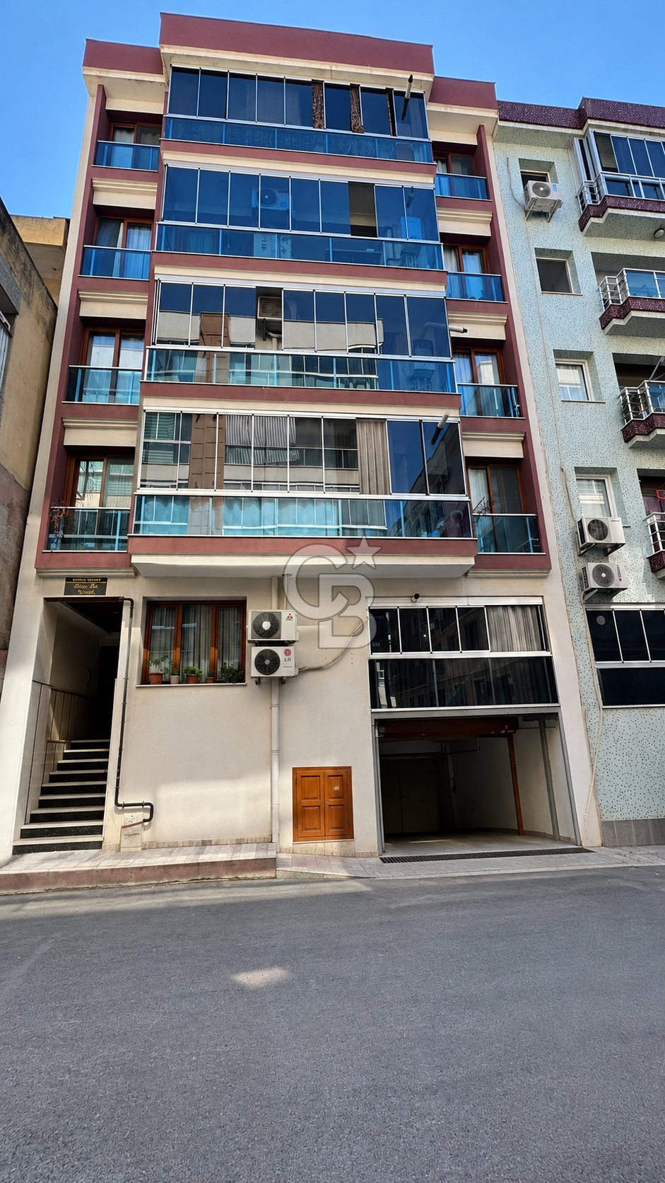 KARŞIYAKA ŞEMİKLER'DE ASANSÖRLÜ, OTOPARKLI, EBEVEYN BANYOLU 3+1