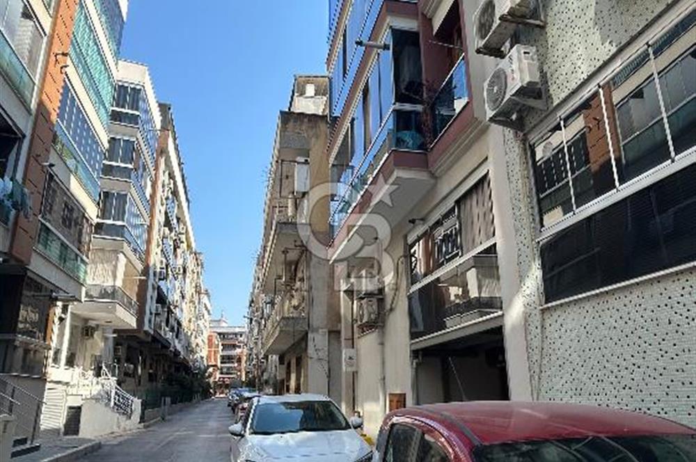 KARŞIYAKA ŞEMİKLER'DE ASANSÖRLÜ, OTOPARKLI, EBEVEYN BANYOLU 3+1