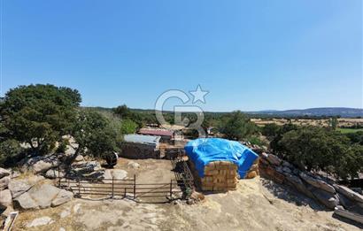 EZİNE KAYACIKTA BOZCAADA MANZARALI 1228 M2 AVLULU AĞİL NİTELİĞİNDE YAPI İZNİ ALINABİLİR FIRSAT ARAZİ