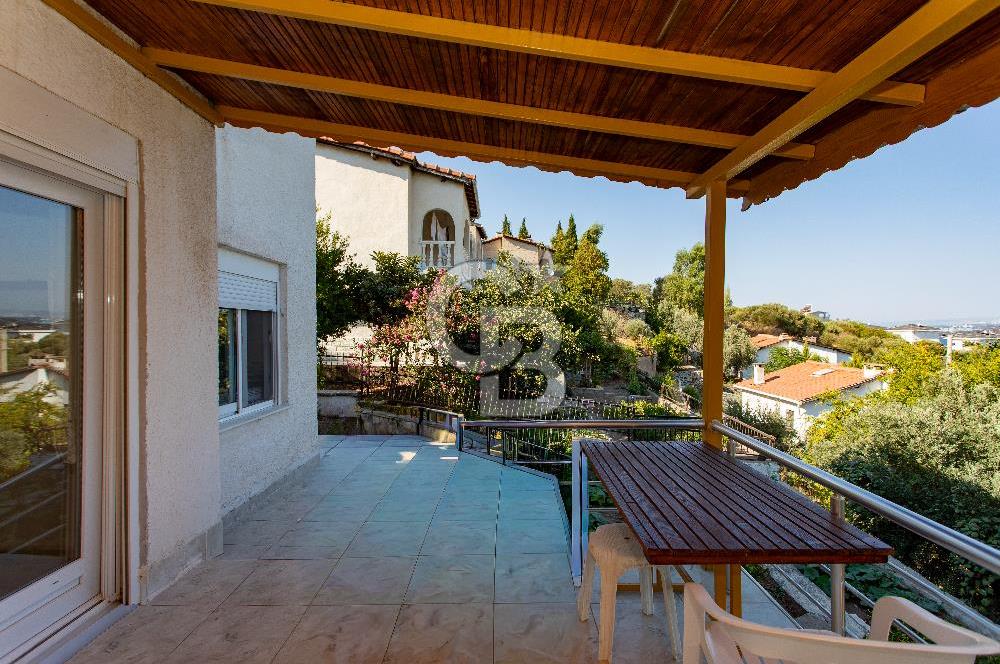 Yenifoça Donatkent'te Satılık 3+1 Deniz Manzaralı Müstakil Villa