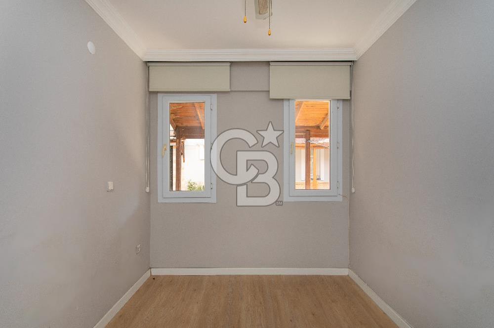 Foça Atatürk Mah. Satılık Tadilatlı 3+1 Bahçe Katı Daire