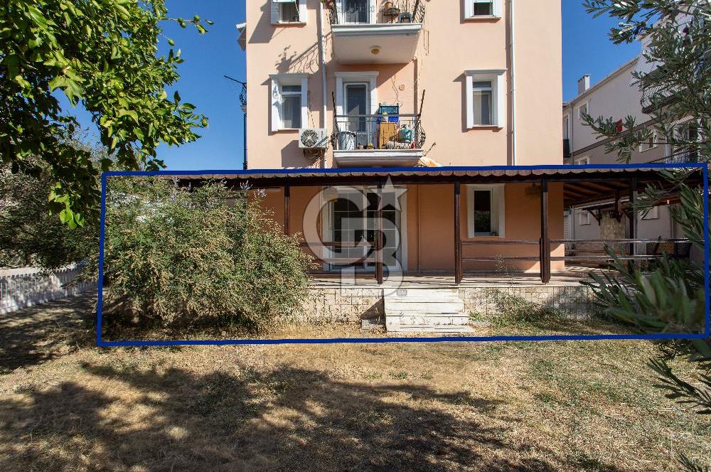 Foça Atatürk Mah. Satılık Tadilatlı 3+1 Bahçe Katı Daire
