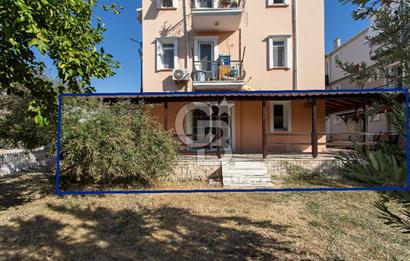 Foça Atatürk Mah. Satılık Tadilatlı 3+1 Bahçe Katı Daire