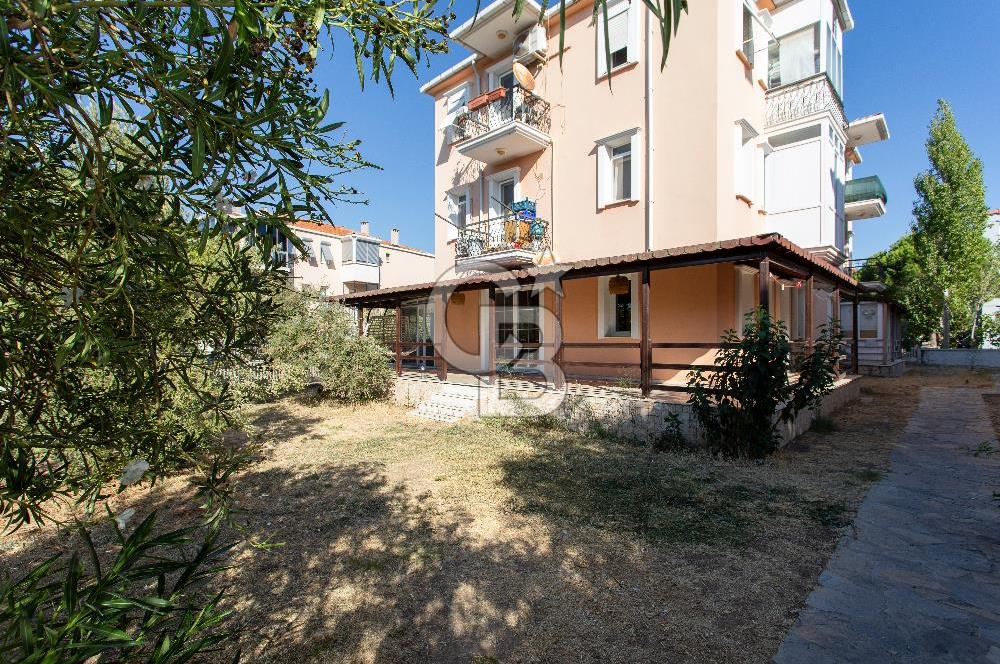 Foça Atatürk Mah. Satılık Tadilatlı 3+1 Bahçe Katı Daire