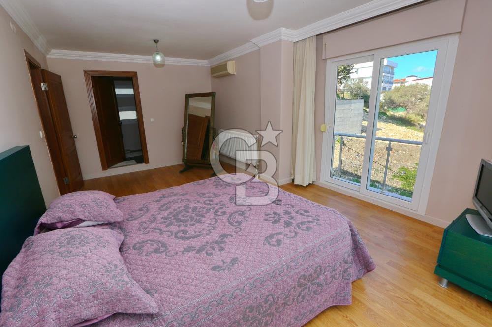 Urla Zeytinalanı Doğa Manzaralı Müstakil Triplek Villa!