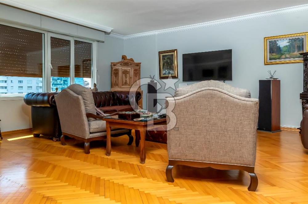 İzmir Alsancak'ta Merkezi Konumda 3+1 Geniş Daire Satılık
