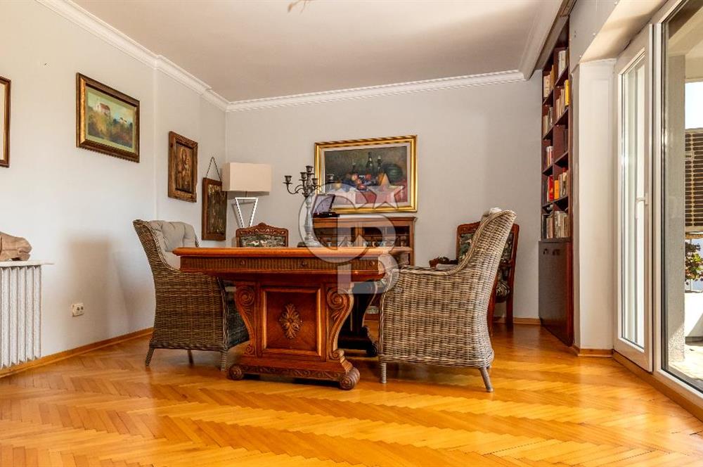 İzmir Alsancak'ta Merkezi Konumda 3+1 Geniş Daire Satılık