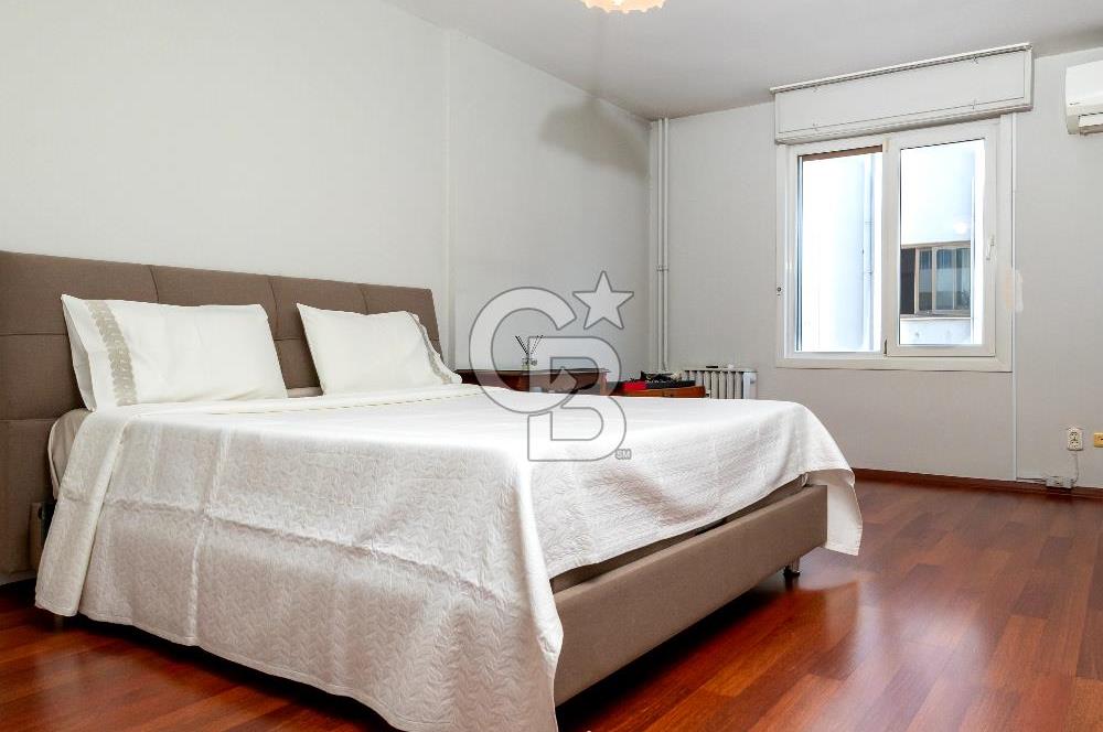 İzmir Alsancak'ta Merkezi Konumda 3+1 Geniş Daire Satılık