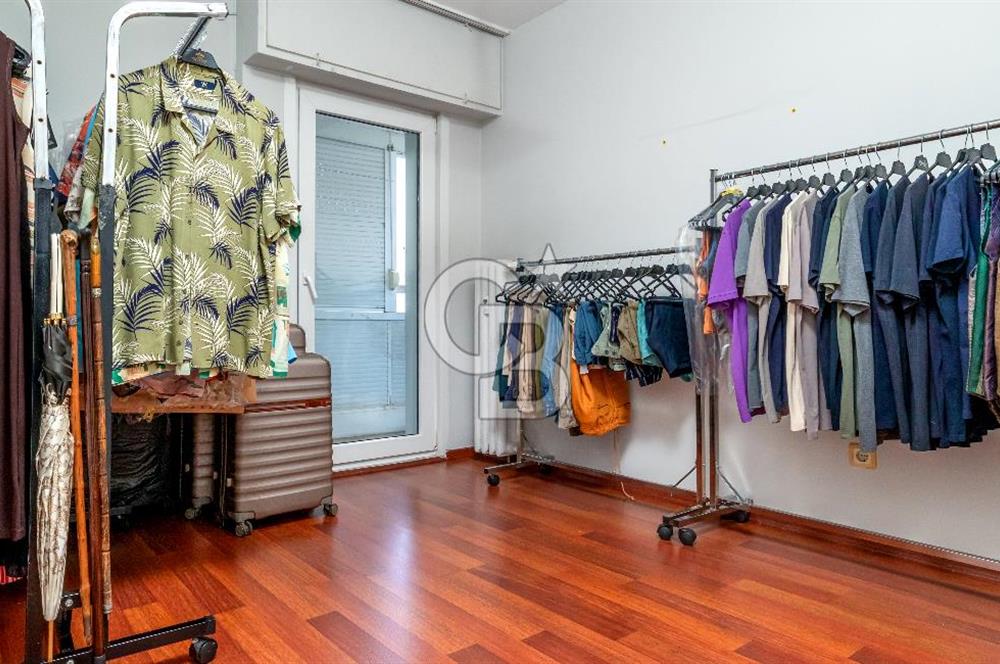 İzmir Alsancak'ta Merkezi Konumda 3+1 Geniş Daire Satılık