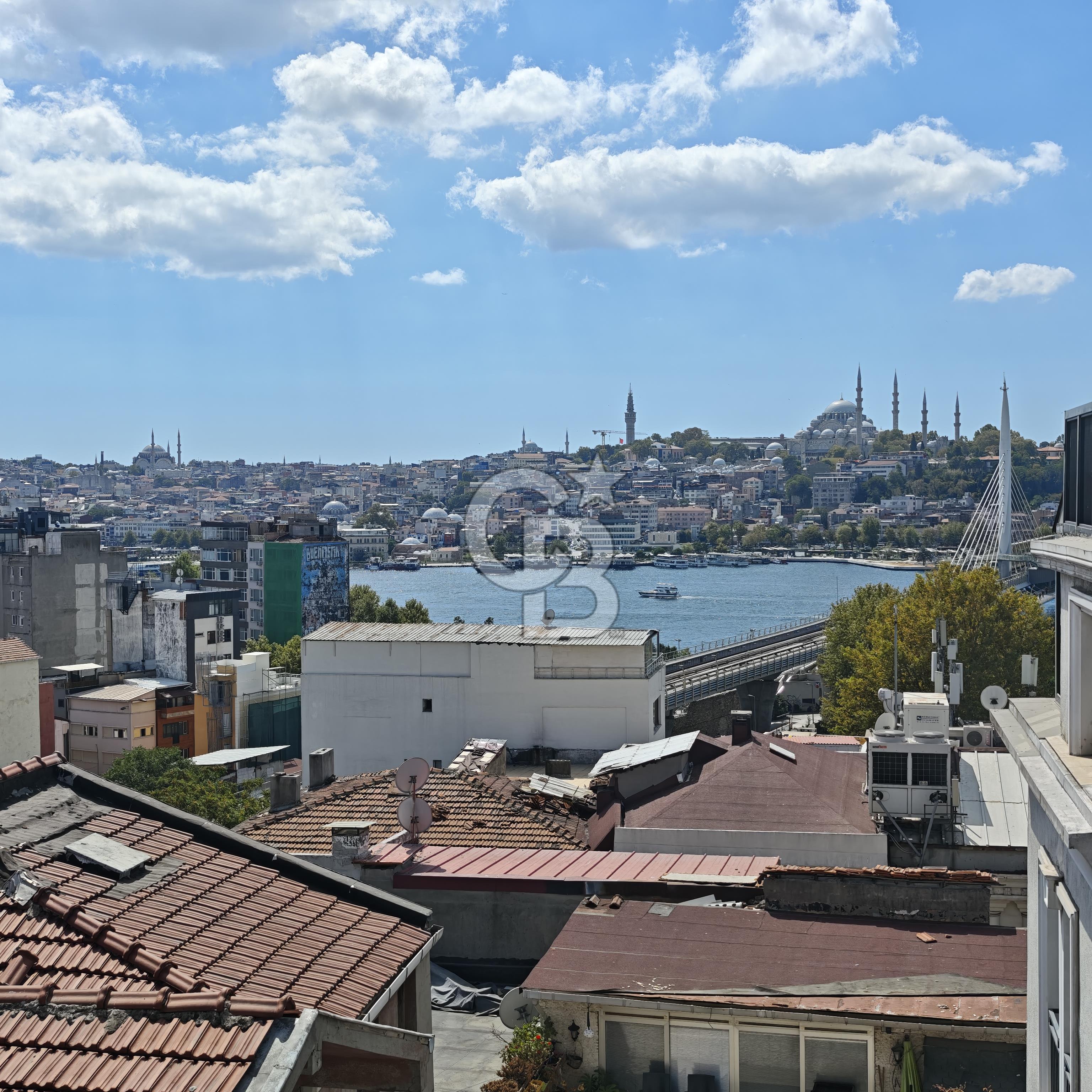ŞİŞHANE'DE YENİLENMİŞ DENİZ MANZARALI SEÇENEKLİ 1+0 DAİRELER