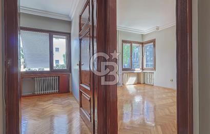 Suadiye’de Sahile Yakın Satılık 3+1 Şömineli Geniş Daire