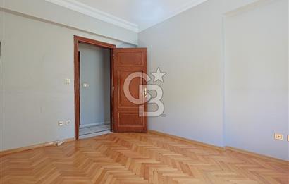 Suadiye’de Sahile Yakın Satılık 3+1 Şömineli Geniş Daire