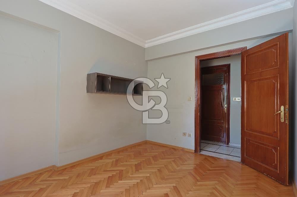 Suadiye’de Sahile Yakın Satılık 3+1 Şömineli Geniş Daire