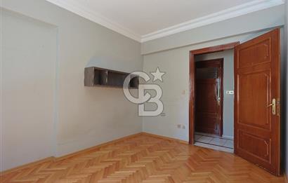 Suadiye’de Sahile Yakın Satılık 3+1 Şömineli Geniş Daire