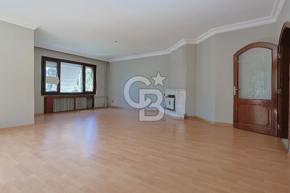 Suadiye’de Sahile Yakın Satılık 3+1 Şömineli Geniş Daire