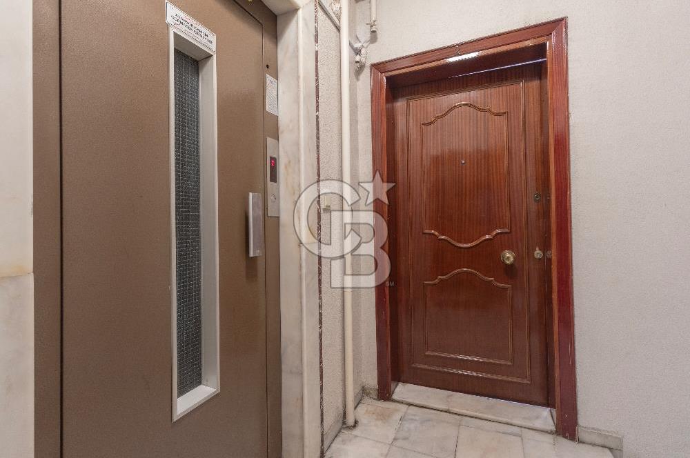 Suadiye’de Sahile Yakın Satılık 3+1 Şömineli Geniş Daire