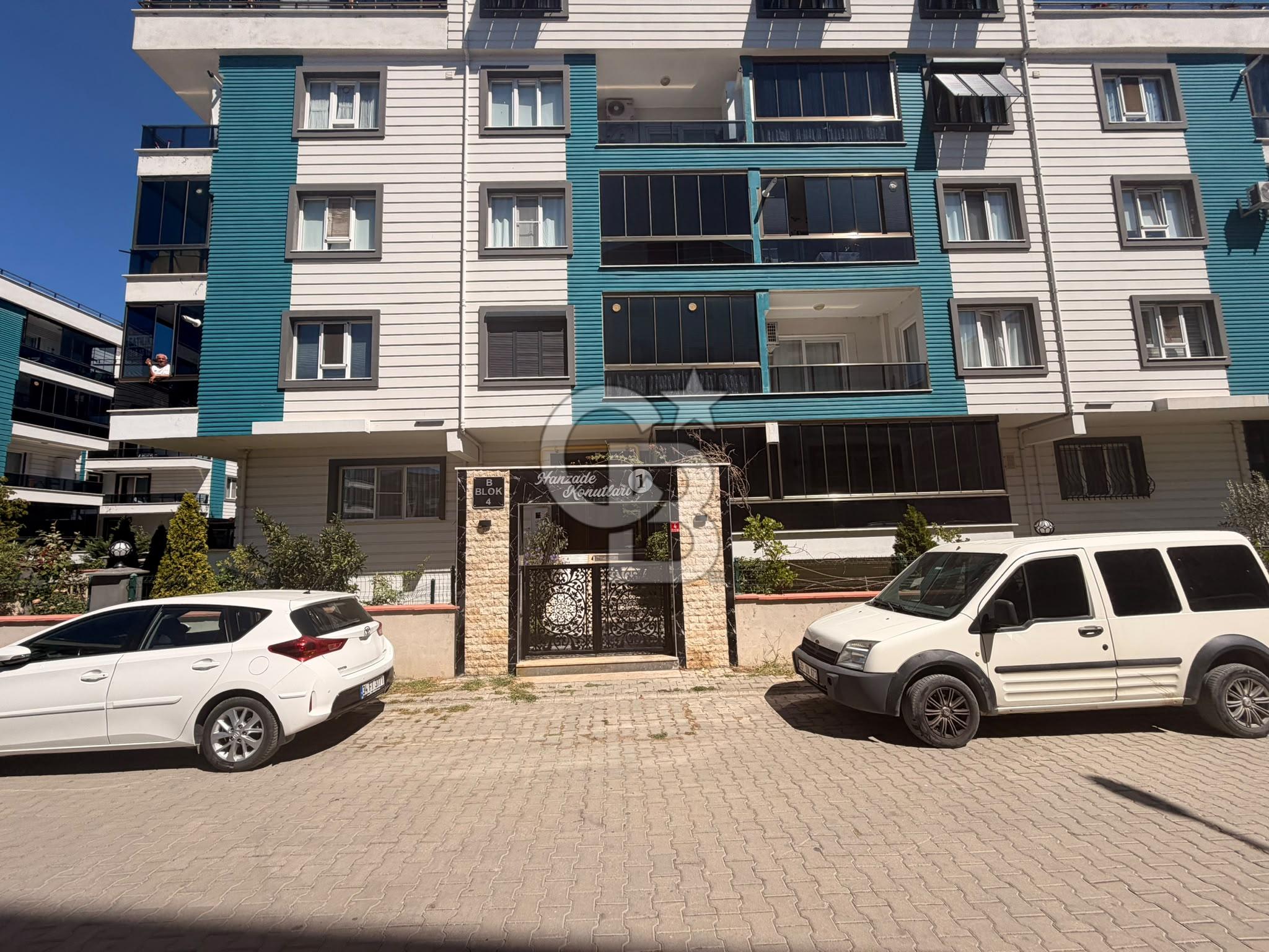 AKÇAY İKİZÇAY DA HANZADE KONAKLARINDA GENİŞ 1+1 SATILIK DAİRE