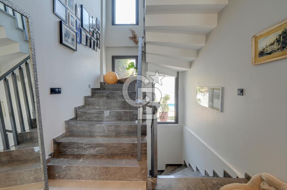 ÇEŞME MUSALLADA ÖNÜ AÇIK | 180 M² NET | GENİŞ HAVUZLU VİLLA