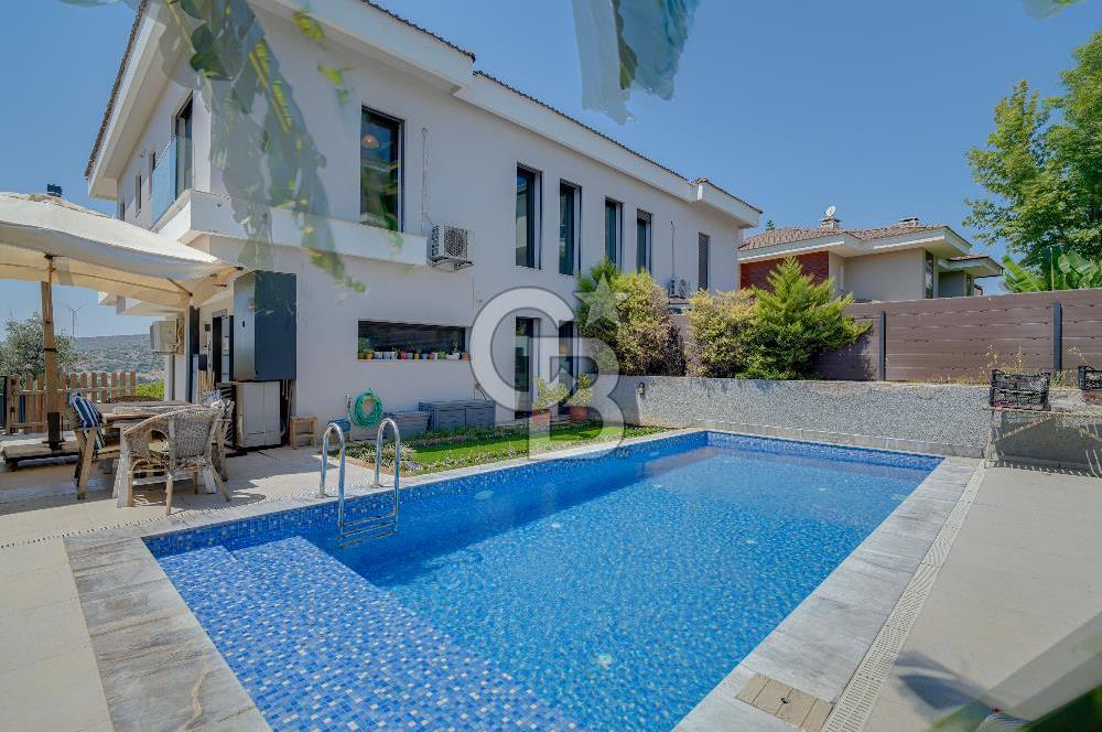 ÇEŞME MUSALLADA ÖNÜ AÇIK | 180 M² NET | GENİŞ HAVUZLU VİLLA