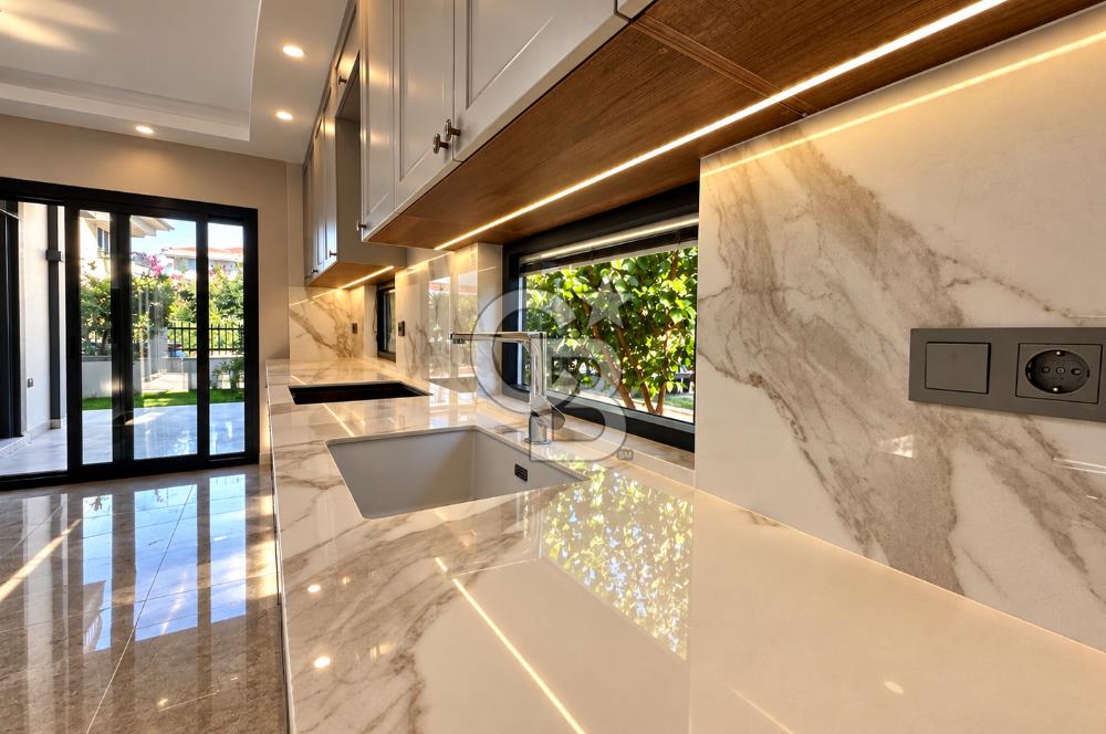 KÜÇÜKKUYU MIHLIDA DENİZE 200 METRE 206 M² 4+1 MÜSTAKİL VİLLA