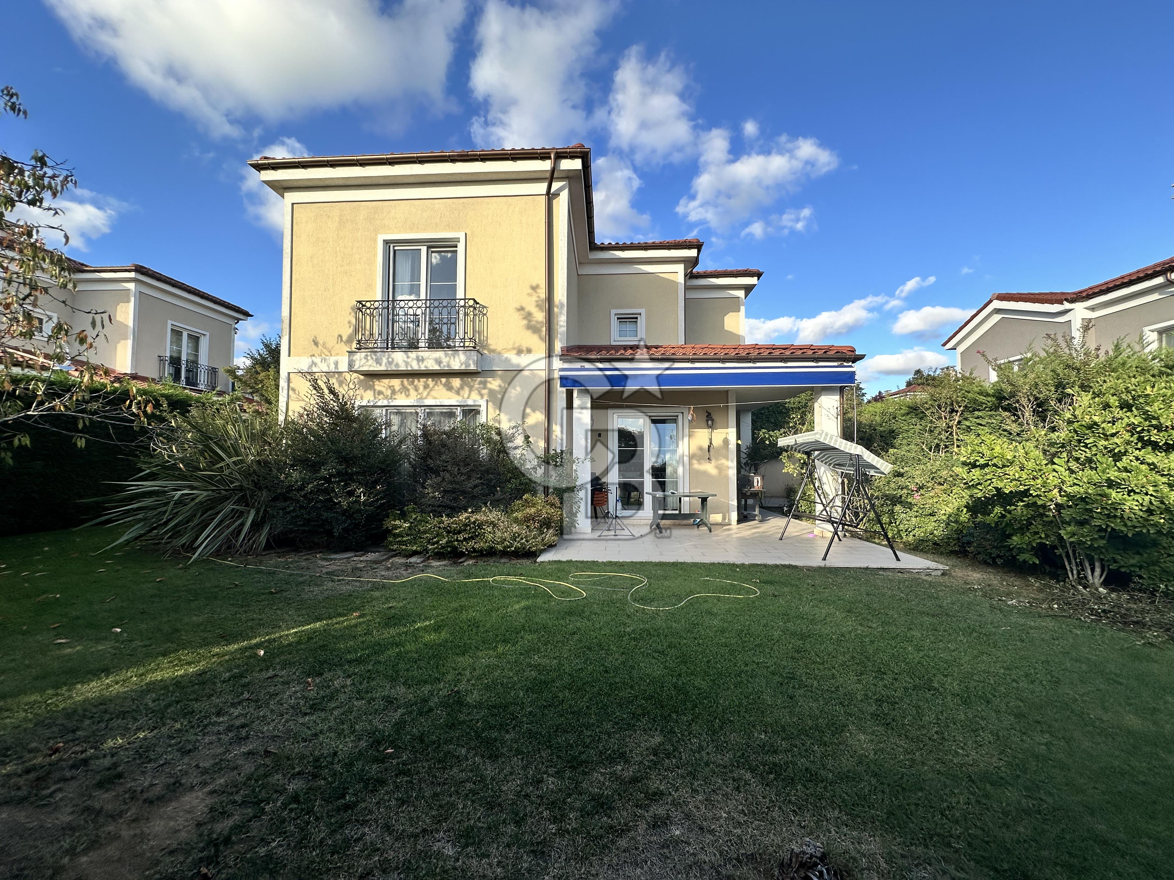 ARNAVUTKÖY NEO GÖLPARK İSTANBUL SİTESİ KİRALIK 4+1 VİLLA