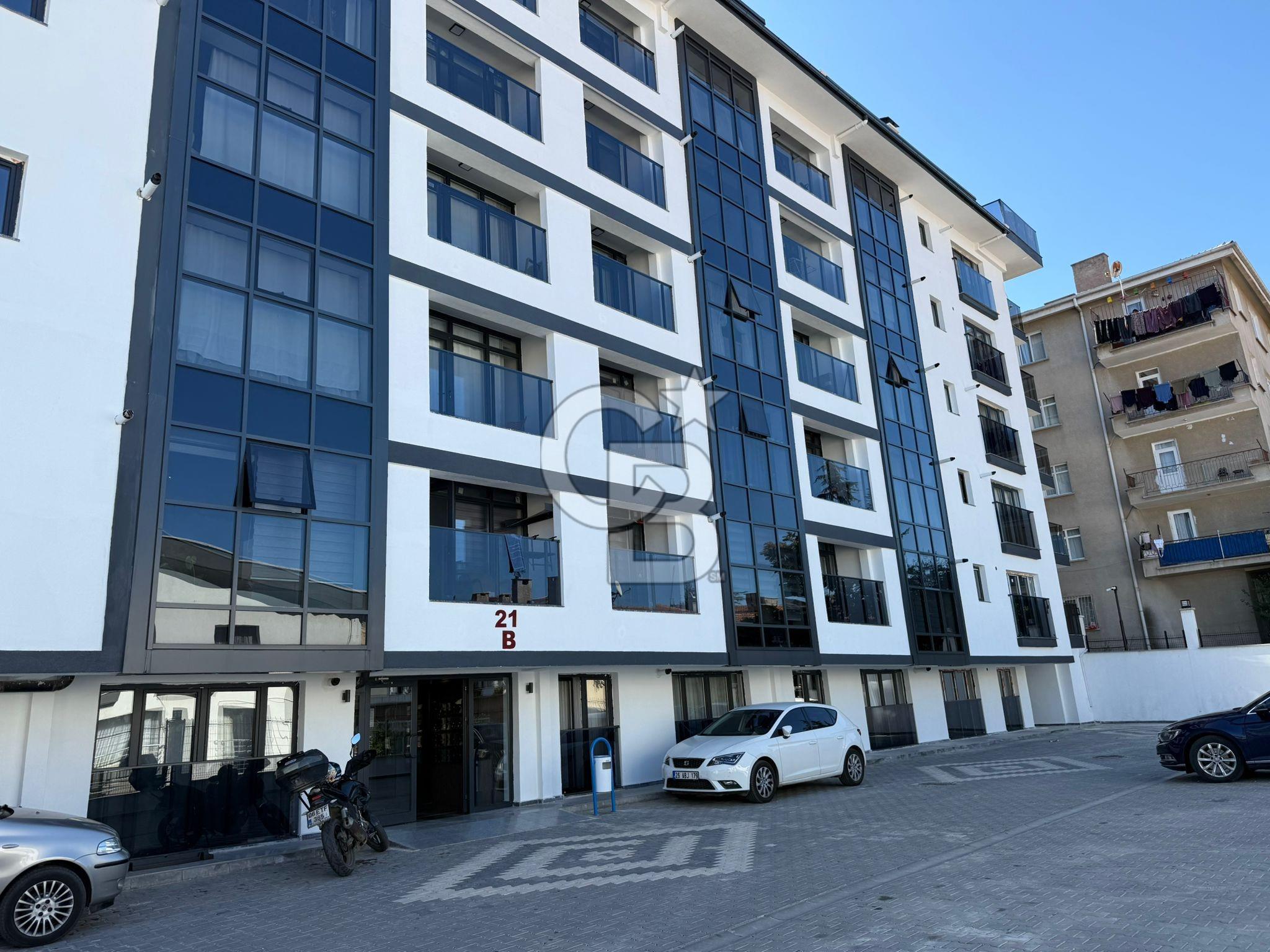 ESATTA SİTE İÇERİSİNDE GÜNEY CEPHE ARA KATTA GENİŞ TİP 1+1 DAİRE