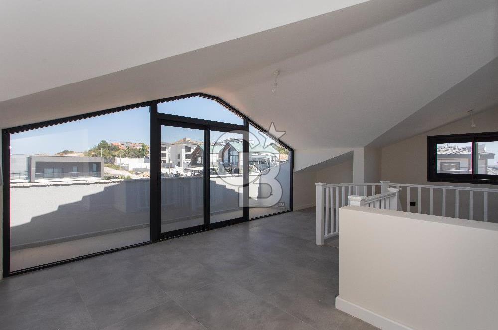 Foçaköy'de Satılık Deniz Manzaralı 4+2 Havuzlu Villa