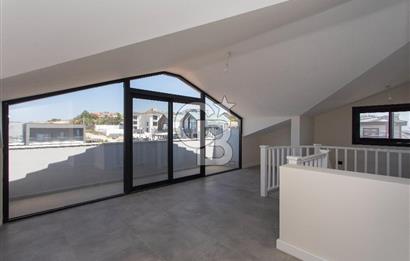 Foçaköy'de Satılık Deniz Manzaralı 4+2 Havuzlu Villa