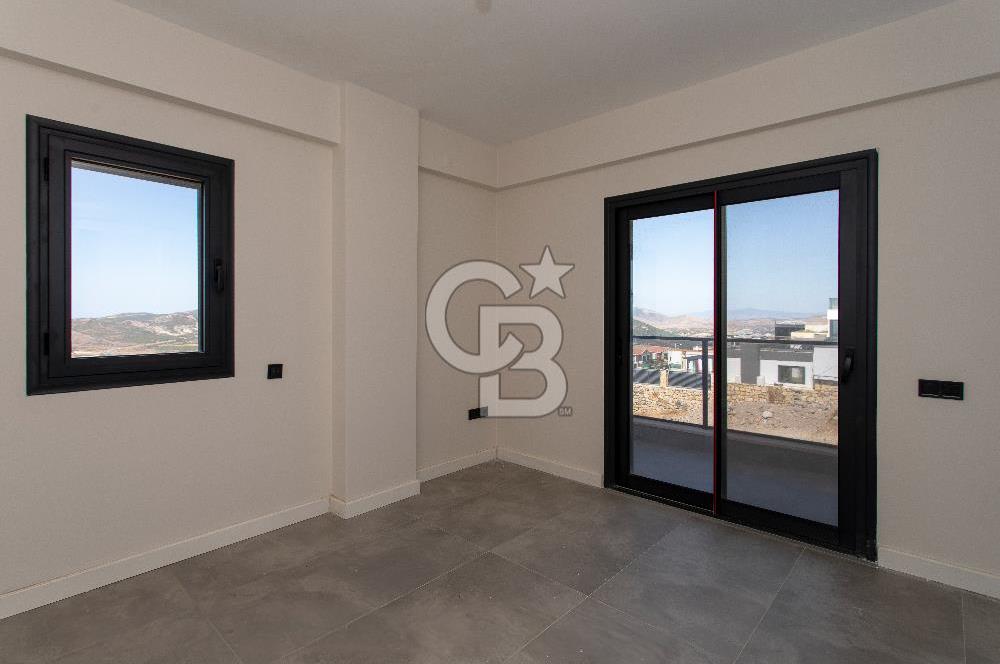 Foçaköy'de Satılık Deniz Manzaralı 4+2 Havuzlu Villa