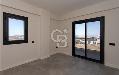 Foçaköy'de Satılık Deniz Manzaralı 4+2 Havuzlu Villa