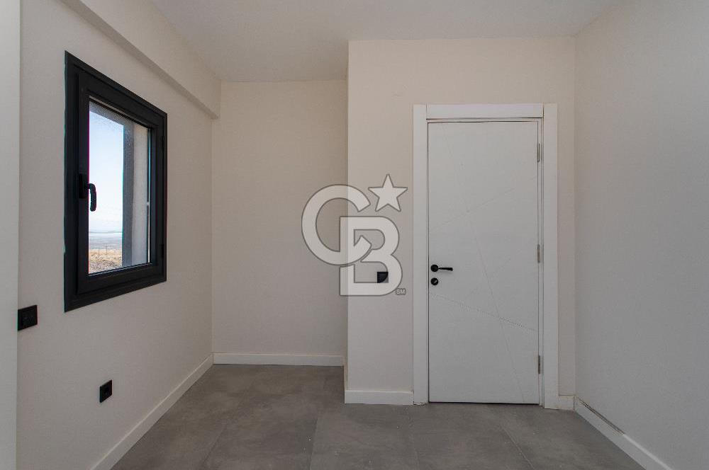 Foçaköy'de Satılık Deniz Manzaralı 4+2 Havuzlu Villa