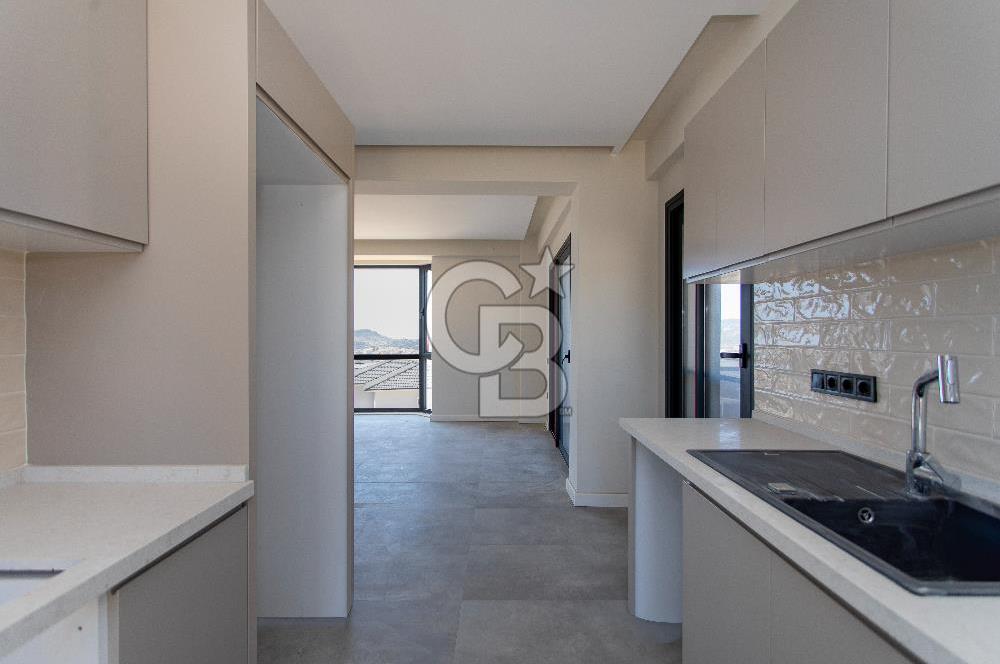Foçaköy'de Satılık Deniz Manzaralı 4+2 Havuzlu Villa