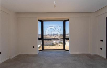 Foçaköy'de Satılık Deniz Manzaralı 4+2 Havuzlu Villa
