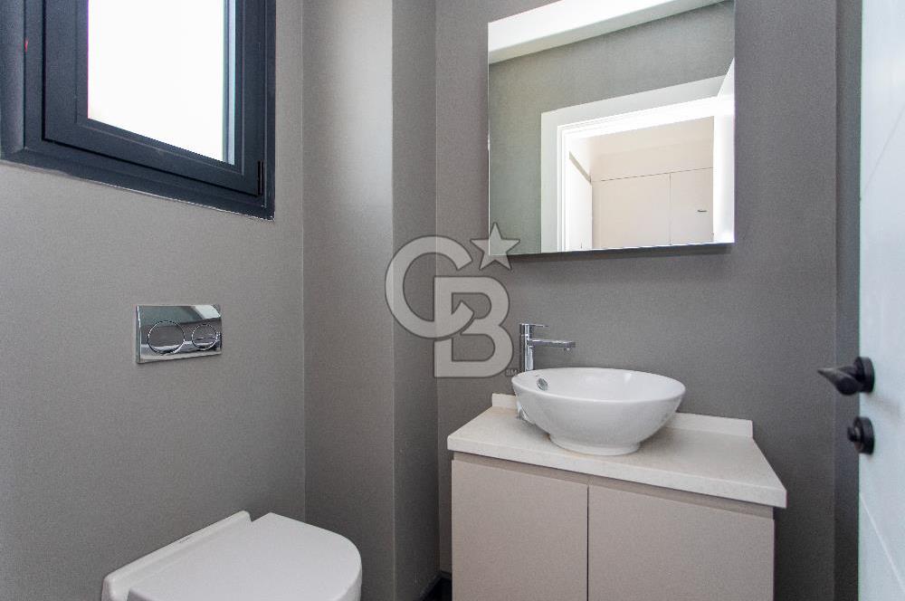 Foçaköy'de Satılık Deniz Manzaralı 4+2 Havuzlu Villa