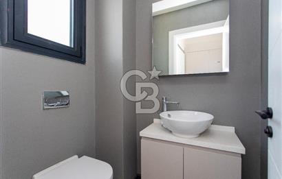 Foçaköy'de Satılık Deniz Manzaralı 4+2 Havuzlu Villa